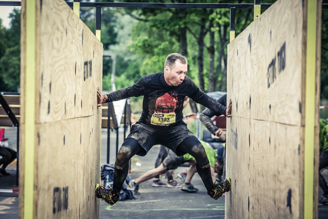 Advanced athletes at a challenging obstacle